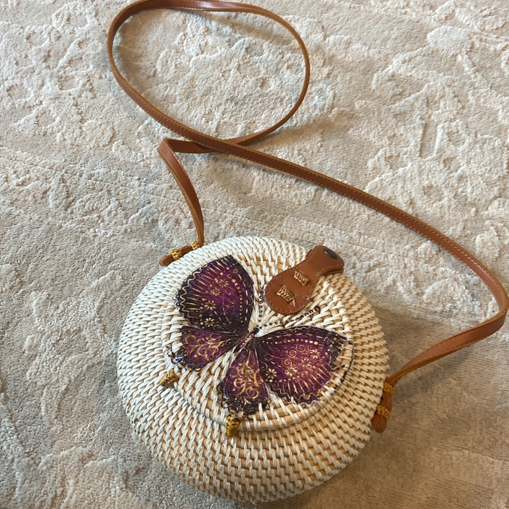 A hand made woven rattan bag from Bali Indonesia - Picture 2 of 8